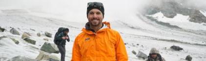 一名身穿橙色夹克的学生正在调查丁伍德冰川.
